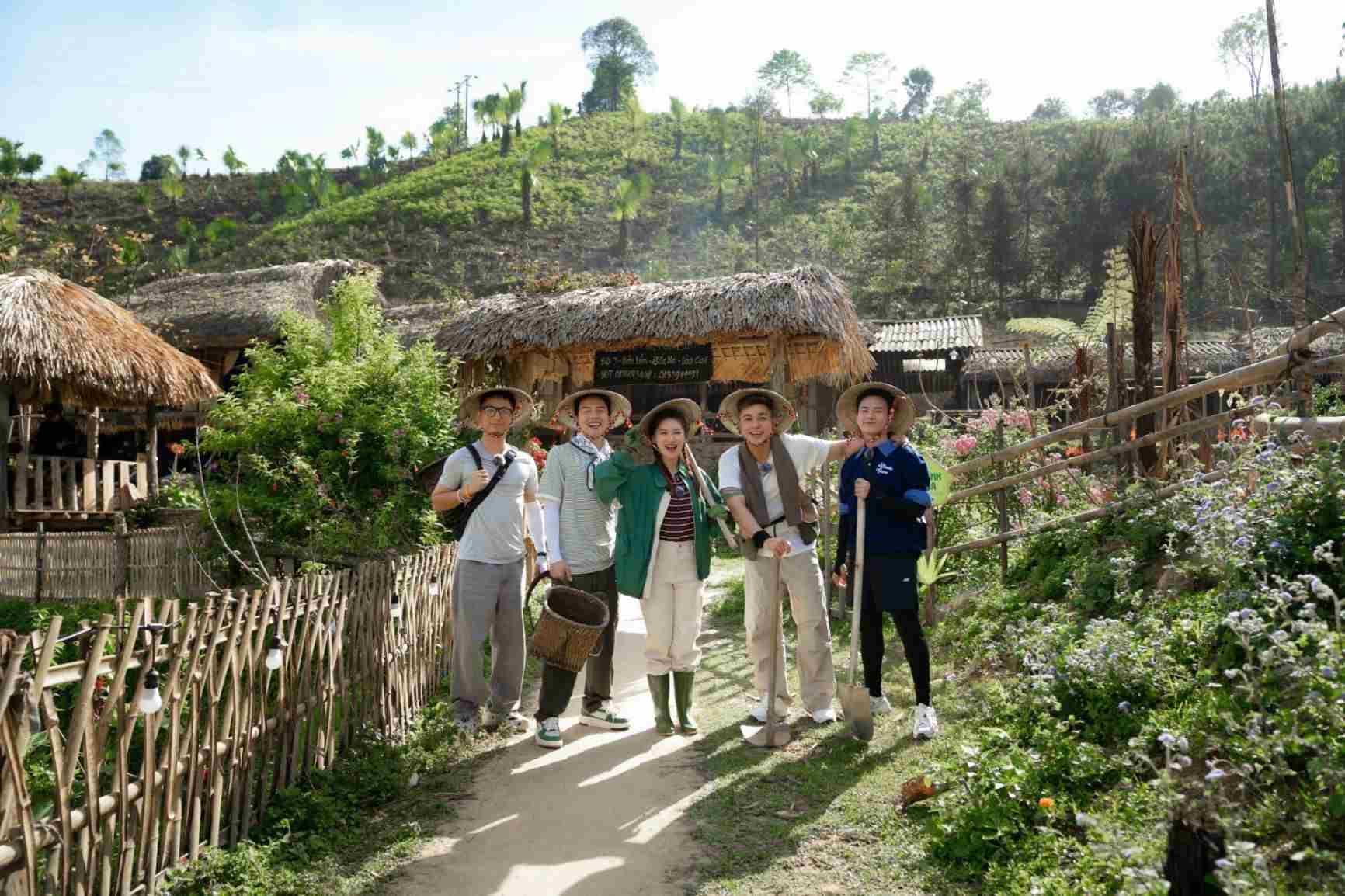 Các nghệ sĩ trong Gia đình Haha trải nghiệm cuộc sống làm nông dân ở Bản Liền, Bắc Hà. Ảnh: Yeah1