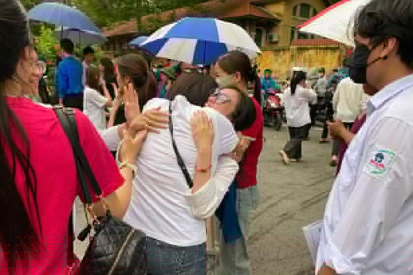 Phụ huynh và thí sinh chia sẻ cảm xúc sau khi kết thúc môn thi cuối. (Ảnh: PV)