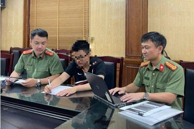 Cơ quan chức năng làm việc với thí sinh vi phạm (Ảnh: CACC)