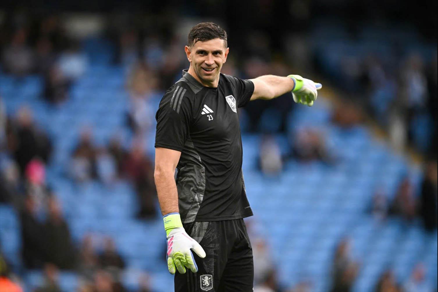 Emiliano Martinez cũng có thể được Aston Villa đưa lên bàn đàm phán với Man United. Ảnh: AFP