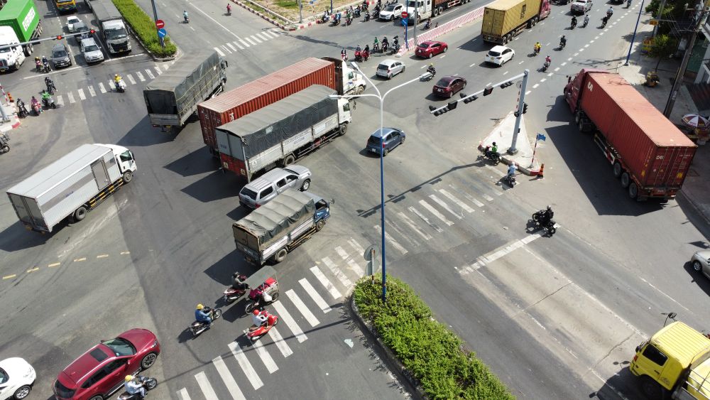 Việc đầu tư cầu vượt, hầm chui ở các nút giao sẽ đảm bảo giao thông trên Mỹ Phước Tân Vạn đoạn 15,3 km được thông suốt. Ảnh: Đình Trọng