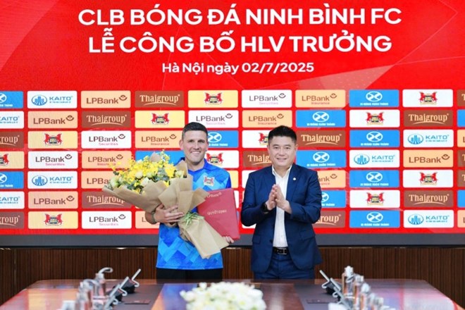 Huấn luyện viên Gerard Albadalejo ra mắt câu lạc bộ Ninh Bình. Họ là một trong những đội bóng hoạt động mạnh nhất trên thị trường chuyển nhượng V.League 2025-2026. Ảnh: NBFC