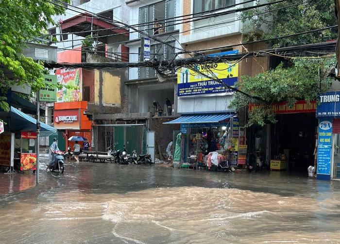 Ngõ 68 Tân Triều, Hà Nội nước ngập cao tràn vào nhà dân. Ảnh: Hạnh Thơm