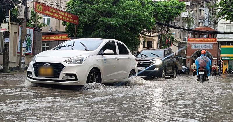 Khu vực đối diện cổng Làng Phú Mỹ ngập sâu do mưa lớn. Ảnh: Hải Danh
