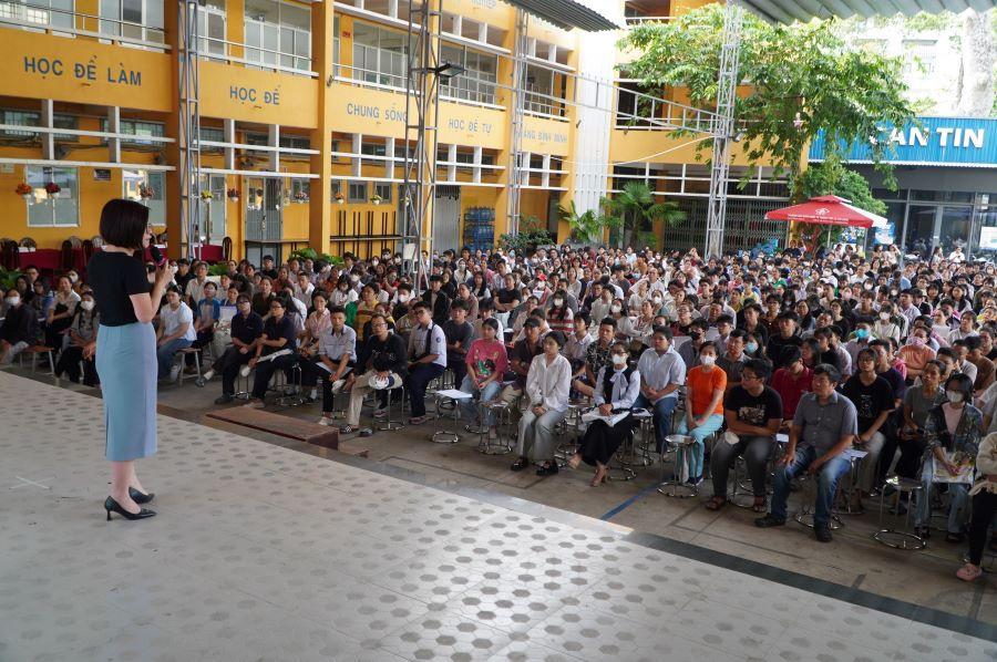 Phụ huynh, học sinh trúng tuyển vào lớp 10 Trường THPT Ten Lơ Man (phường Bến Thành, TPHCM) đến nghe tư vấn chọn tổ hợp, làm hồ sơ nhập học . Ảnh: Chân Phúc