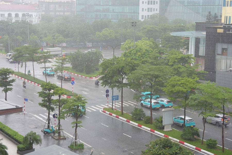 Khu vực nội thành Hà Nội đổ cơn mưa lớn, ghi nhận tại đường Phạm Văn Bạch (Cầu Giấy). Ảnh: Vũ Linh