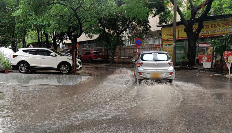Khu vực phố Thiên Hiền cũng ghi nhận nhiều điểm ngập tại các vùng trũng thấp.