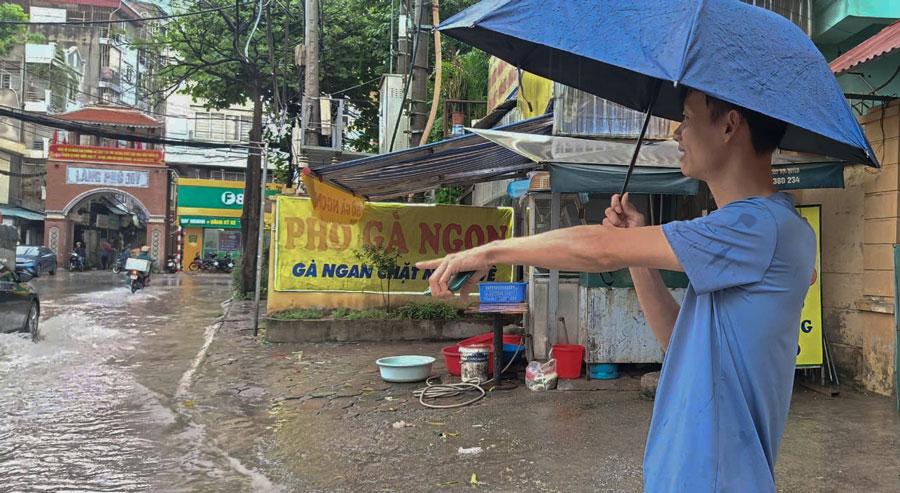 Khu vực đối diện cổng Làng Phú Mỹ ngập sâu do mưa lớn. Ảnh: Hải Danh