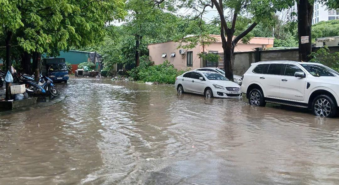 Tại Làng nghề Triều Khúc, sau 40 phút mưa nước ngập sâu.