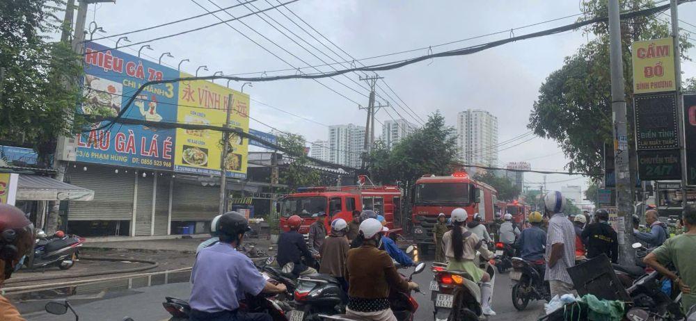 Lực lượng chữa cháy kịp thời có mặt dập lửa, khống chế cháy lan. Ảnh: Thanh Vũ