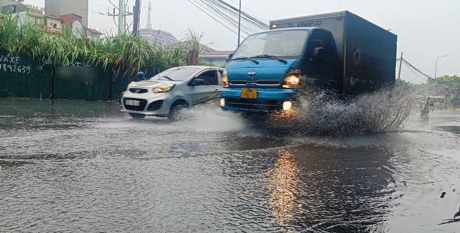 Mưa lớn khiến nhiều khu vực trên đường Phạm Hùng có dấu hiệu ngập. Ảnh: Hải Danh