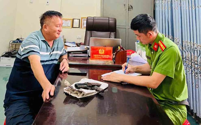 Người đàn ông tự nguyện giao nộp súng quân dụng K54