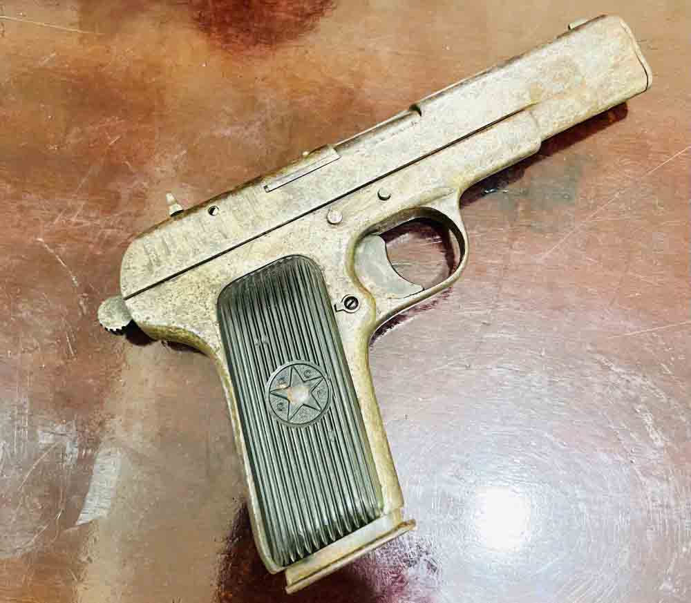 Khẩu súng K54 mà anh Hoàng giao nộp. Ảnh: Công an Hà Tĩnh.