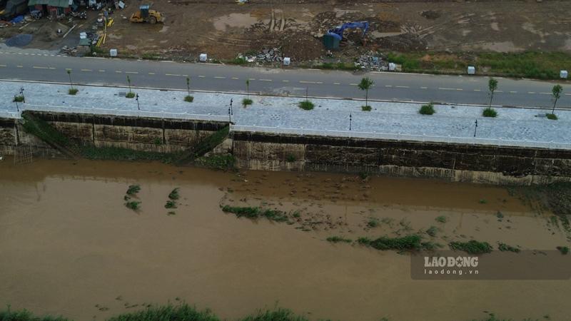 Nước sông Hồng dâng cao sau những cơn mưa đầu mùa. Ảnh: Đinh Đại