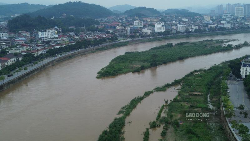 Nước sông Hồng qua Lào Cai dâng cao, nhấn chìm nhiều bãi bồi ven bờ. Ảnh: Đinh Đại