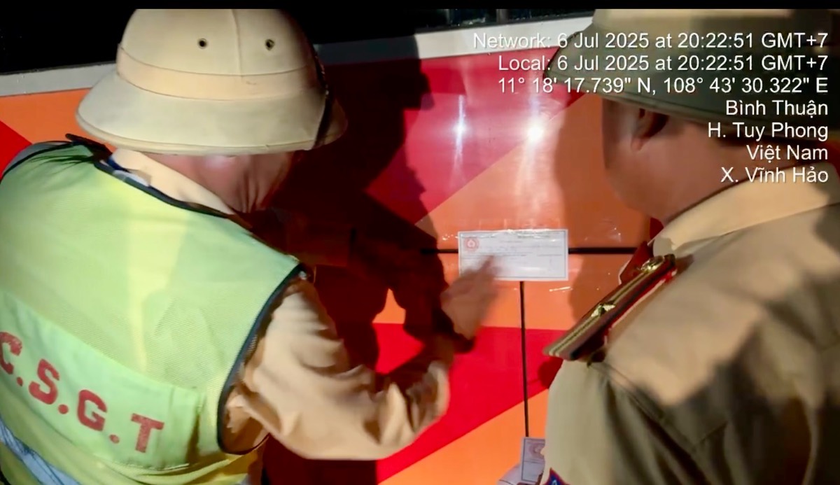 Tổ tuần tra niêm phong để tạm giữ xe khách do tài xế đã bị tước GPLX vẫn điều khiển xe trên cao tốc. Ảnh: CSGT