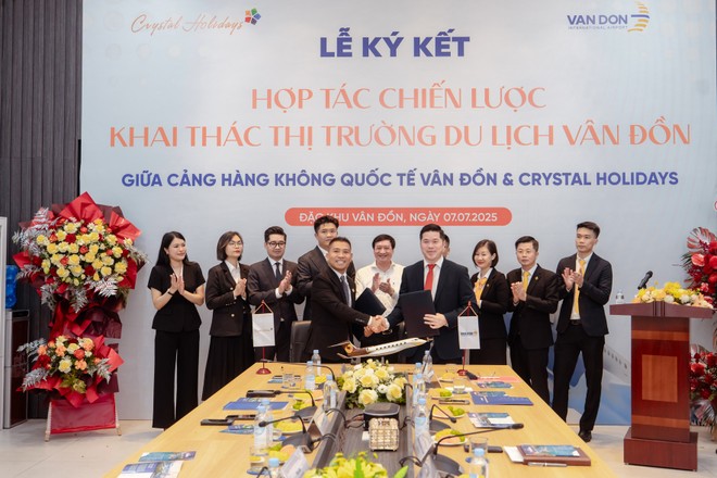 Lễ ký kết hợp tác chiến lược giữa Cảng hàng không quốc tế Vân Đồn và Crystal Holidays. Ảnh: Ánh Dương Lễ ký kết hợp tác chiến lược giữa Cảng hàng không quốc tế Vân Đồn và Crystal Holidays. Ảnh: Ánh Dương