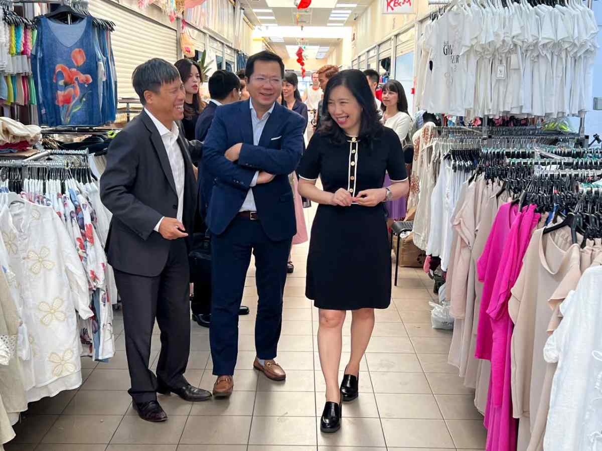 Thứ trưởng Lê Thị Thu Hằng thăm Trung tâm thương mại ASG. Ảnh: Ủy ban Nhà nước về người Việt Nam ở nước ngoài