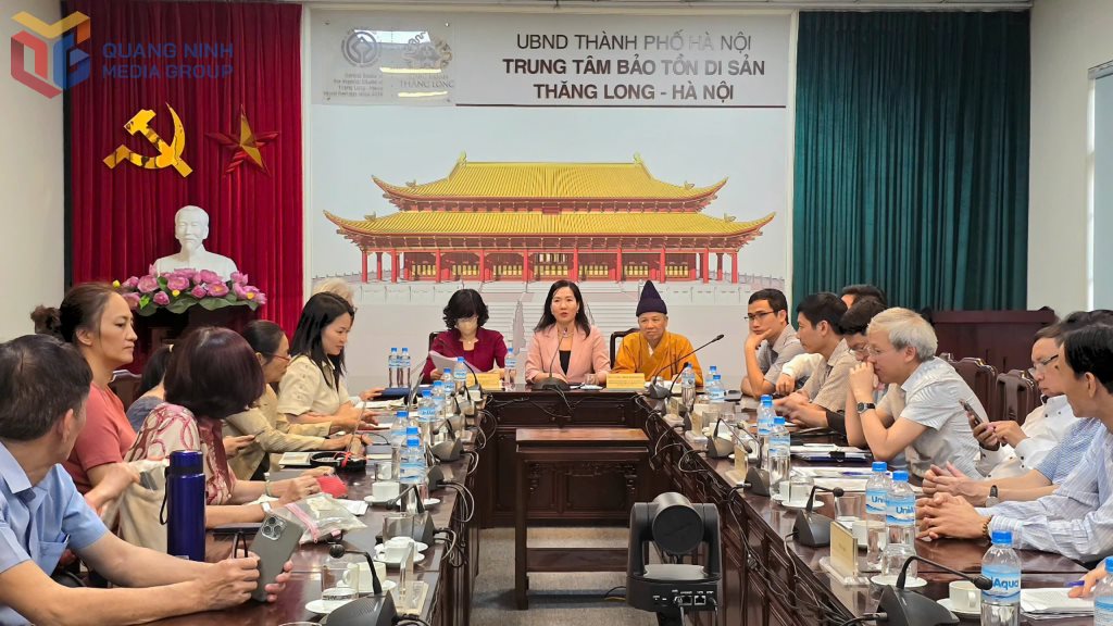 Đại diện Bộ Ngoại giao, Bộ VH-TT&DL, 3 địa phương liên quan cùng các chuyên gia, nhà khoa học đối thoại trực tuyến với chuyên gia Hội đồng Di tích và Di chỉ quốc tế (ICOMOS) để giải trình, làm rõ các nội dung trong hồ sơ đề cử Quần thể di tích và danh thắng Yên Tử - Vĩnh Nghiêm – Côn Sơn, Kiếp Bạc. Ảnh: Trung tâm Truyền thông tỉnh Quảng Ninh