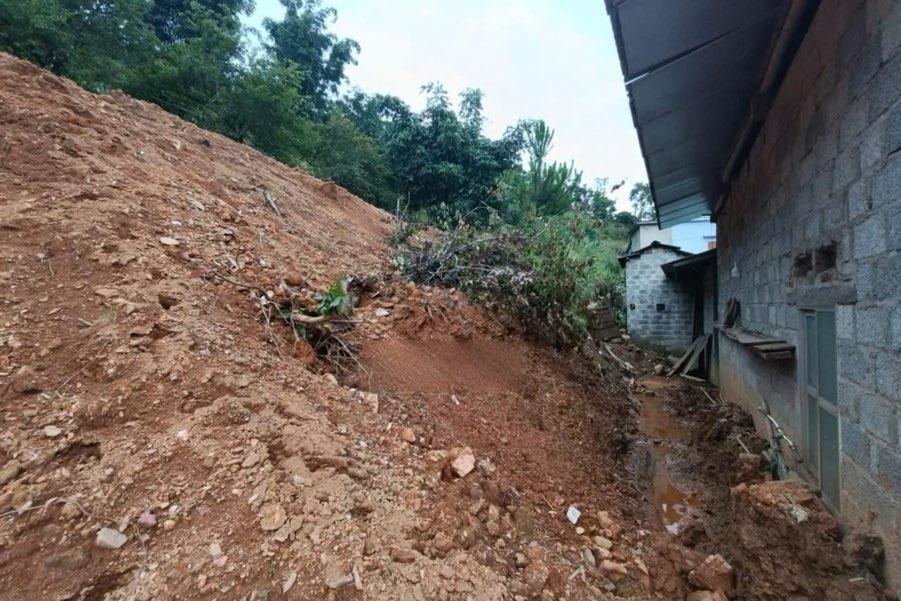 Đất bị sạt lở gần nhà người dân tại Tiểu khu Đèo Gió, xã Ngân Sơn (Thái Nguyên). Ảnh: Nguyên Mạnh.