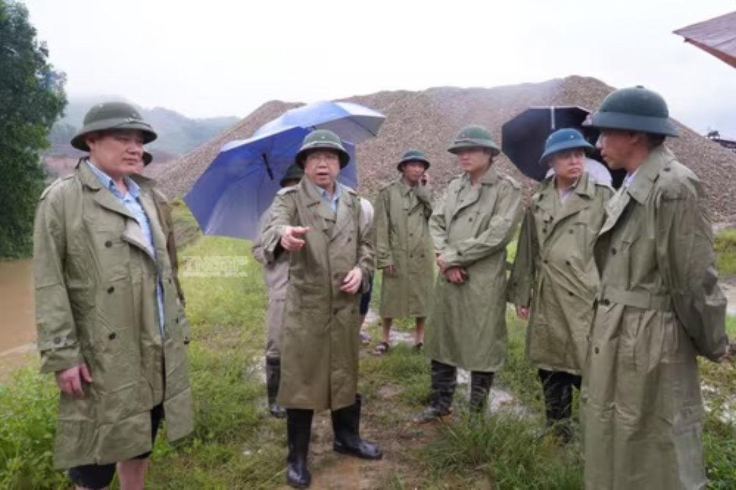 Ông Nguyễn Thanh Bình - Phó Chủ tịch Thường trực UBND tỉnh kiểm tra hiện trường sạt lở. Ảnh: Nguyên Mạnh.