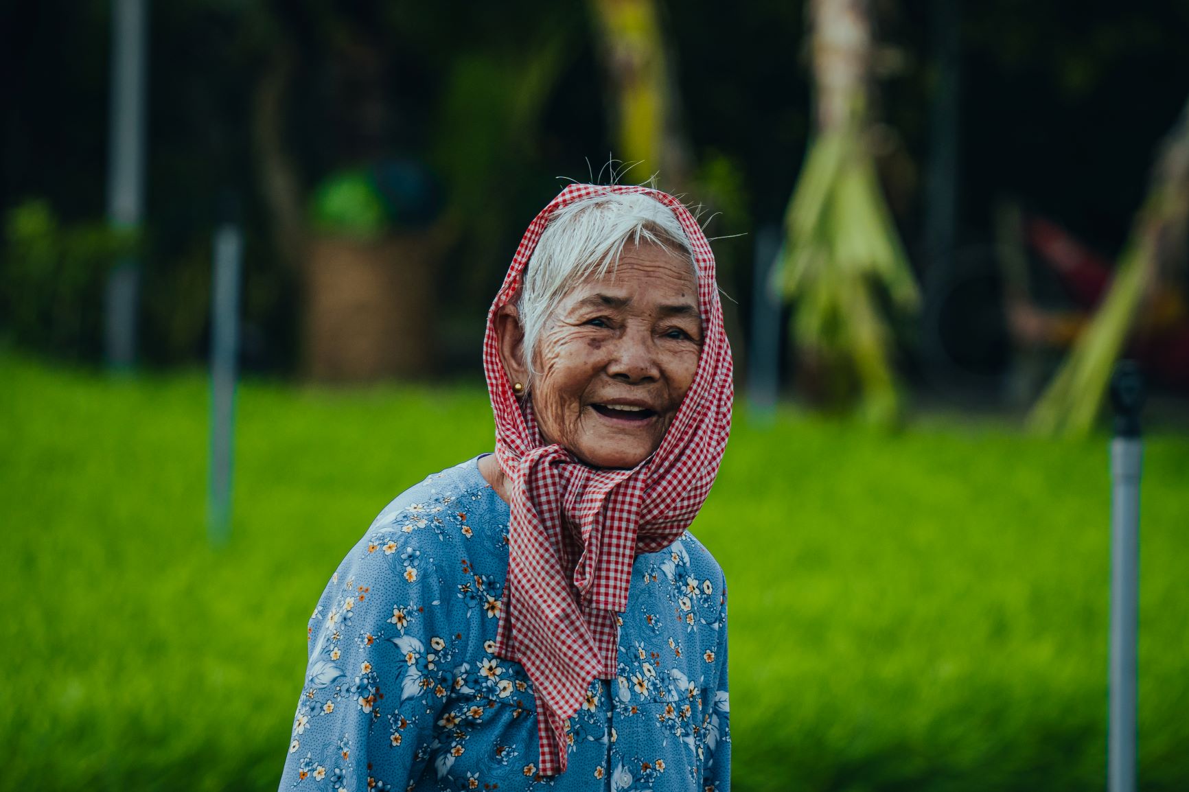 “Ở Bến Tre, nụ cười luôn sẵn trên môi, dù đôi bàn tay chai sần vì nắng gió. Ở đây, con người không vội, chỉ lặng lẽ mà vững vàng, như cây dừa đất mặn – dẻo dai trước giông bão, ngọt lành sau bao ngày nắng hạn...“, những cảm nhận của nhiếp ảnh gia Nguyễn Khánh Vũ Khoa.