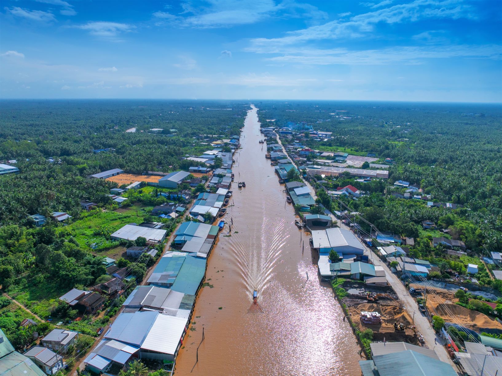 “Sáng sớm, ghe xuồng rẽ nước ra chợ nổi. Trưa đến, bóng dừa đổ dài bên những rặng bần, lũ trẻ nô đùa bơi lội dưới dòng sông đục ngầu phù sa. Chiều về, từng tốp người lại cặm cụi vót lá dừa, đan giỏ, tách cơm dừa phơi nắng – những công việc tưởng chừng bình dị mà nuôi sống biết bao thế hệ“, anh Vũ Khoa chia sẻ.