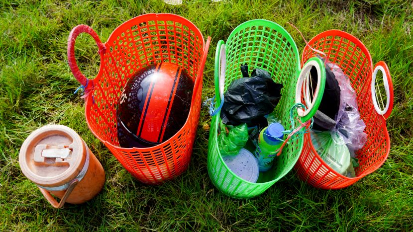 Phần lớn lao động phải di chuyển đến những ruộng lúa ở khá xa nhà, nên họ thường mang theo sẵn đồ ăn, nước uống để dùng trong giờ nghỉ trưa giữa đồng.