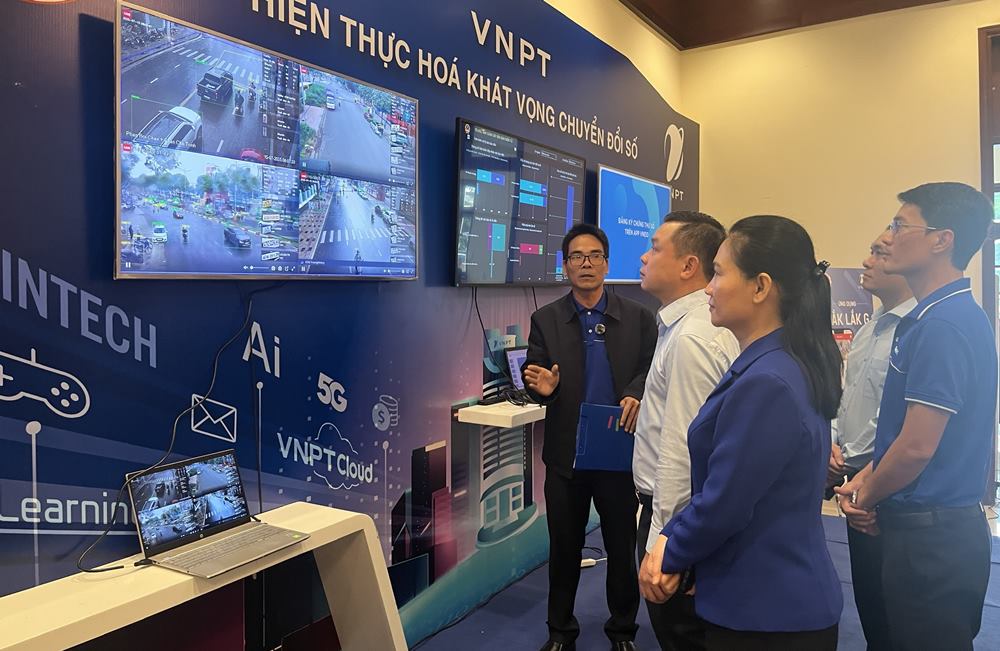 Các đại biểu cũng đã tham quan khu vực trưng bày công nghệ của VNPT Đắk Lắk, Viettel Đắk Lắk. Ảnh: Chí Long