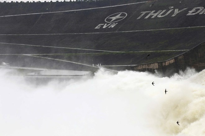 Mở cửa xả lũ, Thủy điện Hòa Bình thành điểm check-in hút khách