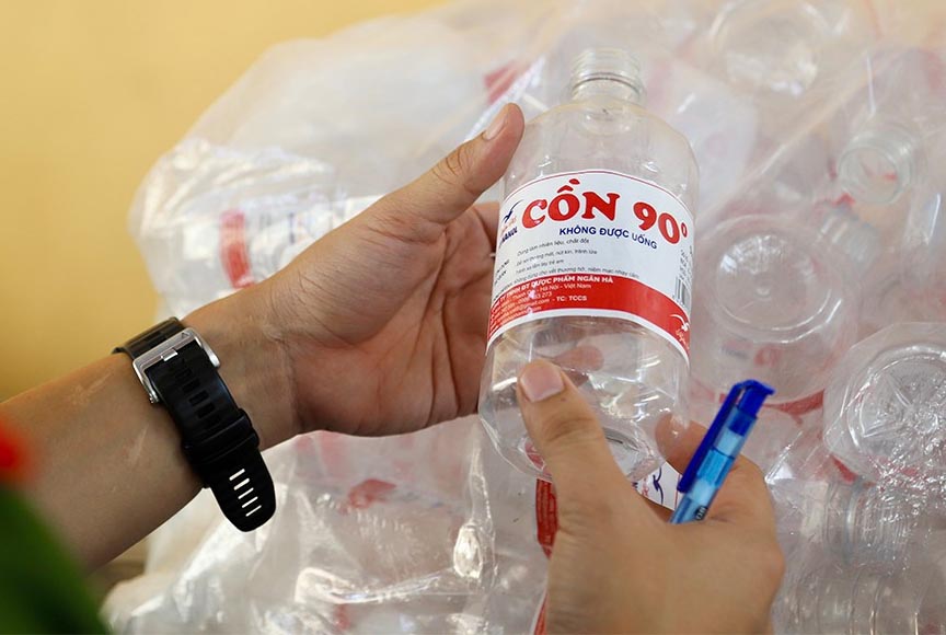 Sản phầm cồn y tế giả của Công ty TNHH Đầu tư Dược phẩm Ngân Hà. Ảnh: Công an Hà Tĩnh.