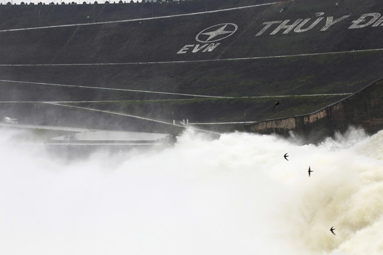 Cảnh tượng kỳ vỹ tại công trình thế kỷ - Nhà máy Thuỷ điện Hoà Bình khi mở cửa xả lũ. Ảnh: Bình Khang