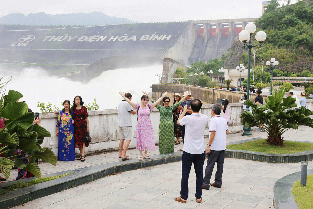 Ghi nhận sáng 15.7, nhiều du khách đã đến tham qua, chụp ảnh tại Nhà máy Thuỷ điện Hoà Bình. Ảnh: Bình Khang