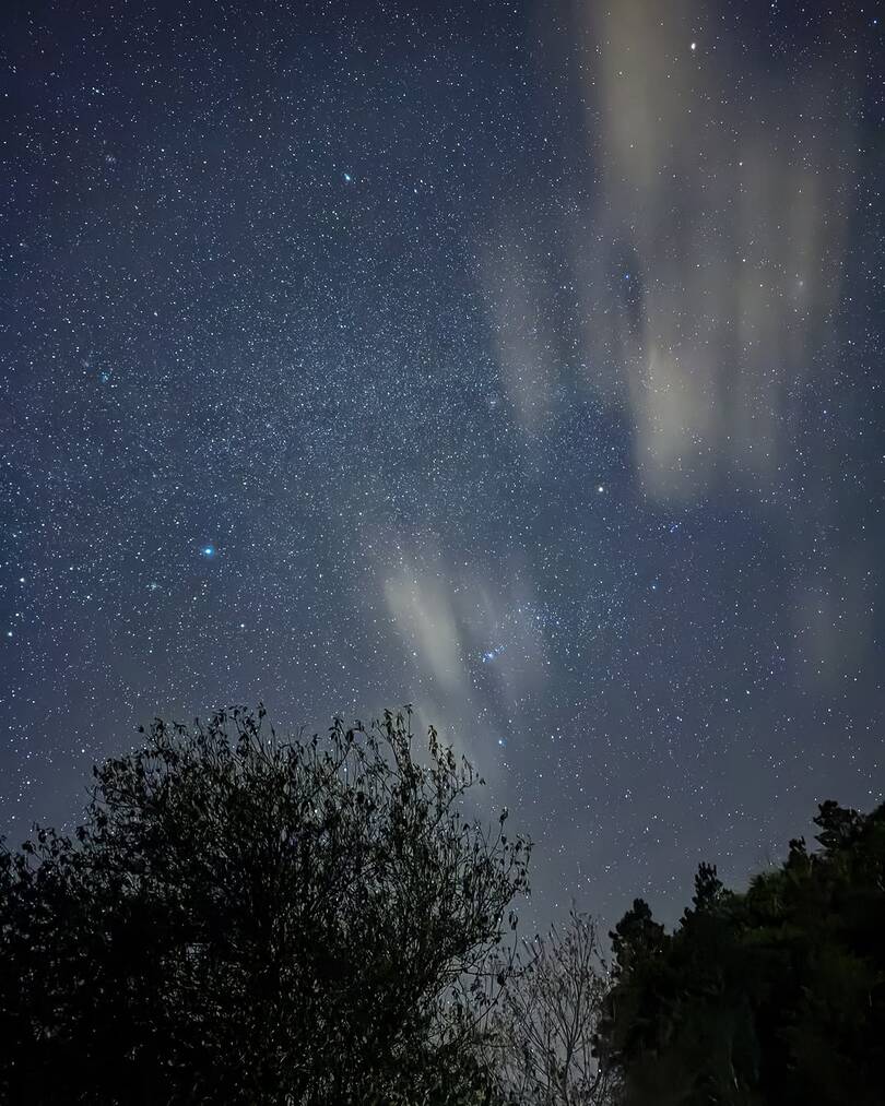 Anh Hùng cho hay: “Để có thể săn được milky way ở Tà Xùa, bước đầu tiên, nên chọn những ngày trước rằm hoặc sau rằm, thời tiết phải quang đãng, ít mây. Sau đó, nên chọn đứng ở những điểm ngắm không bị ô nhiễm ánh sáng, càng tối càng tốt và thời gian phù hợp là sau 23h khi các nhà đã tắt đèn“. Ảnh: Phan Hùng