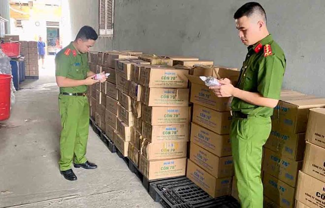 Phát hiện 2 công ty sản xuất cồn y tế giả, quy mô lớn