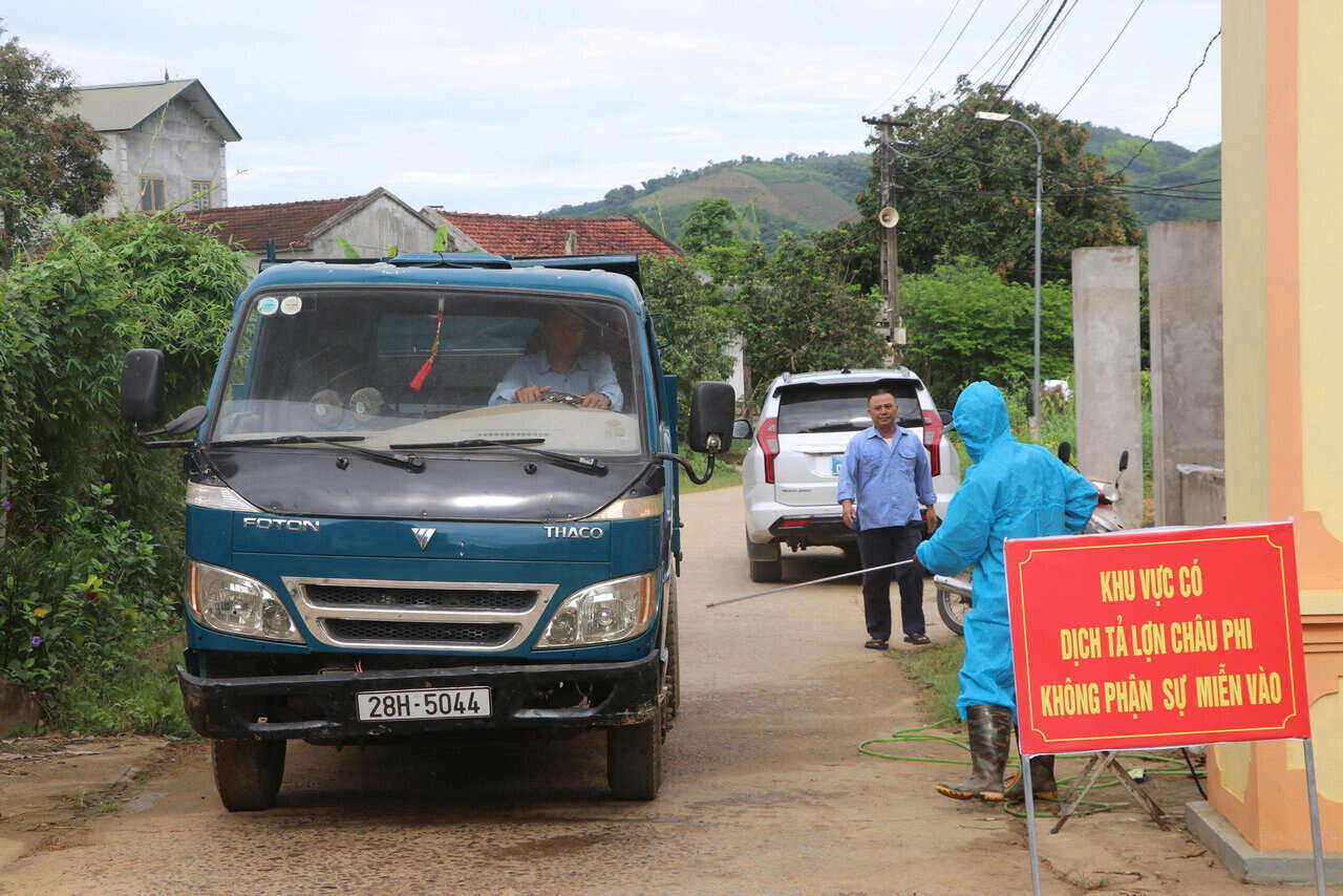 Cơ quan chuyên môn xã Thung Nai lập chốt, phun khử trùng phương tiện ra vào khu vực có dịch tả lợn Châu Phi. Ảnh: Thanh Hải