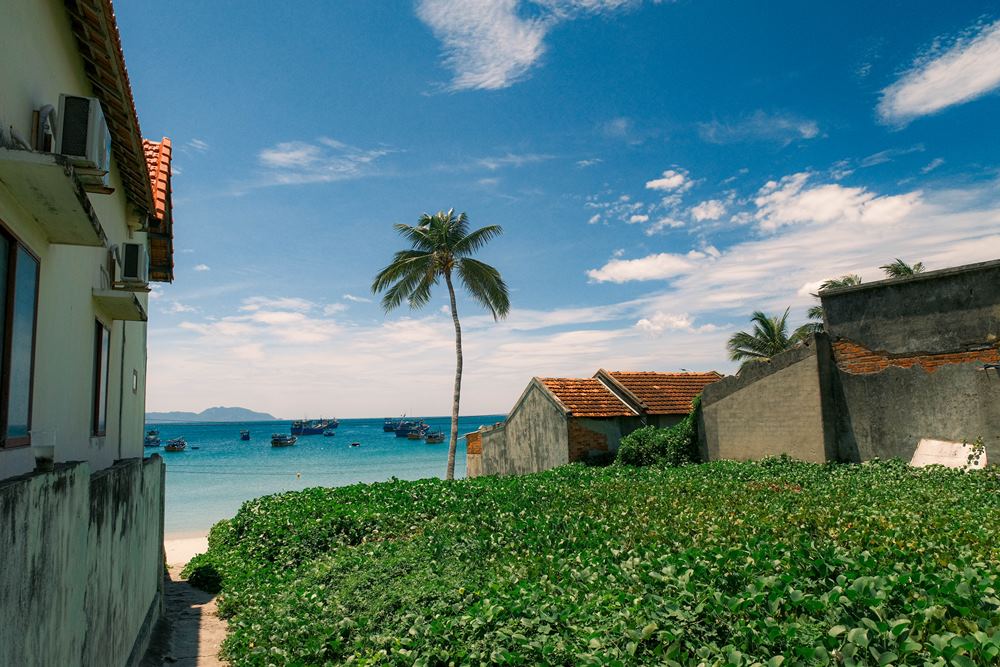 Tới đây, du khách có thể tham quan làng chài Ninh Thủy để tìm hiểu cuộc sống của ngư dân, chèo thuyền thúng, thưởng thức hải sản tươi bắt ngay tại thuyền. Ngoài ra, khám phá Hòn Hèo, suối khoáng nóng Trường Xuân... cũng là gợi ý thú vị.