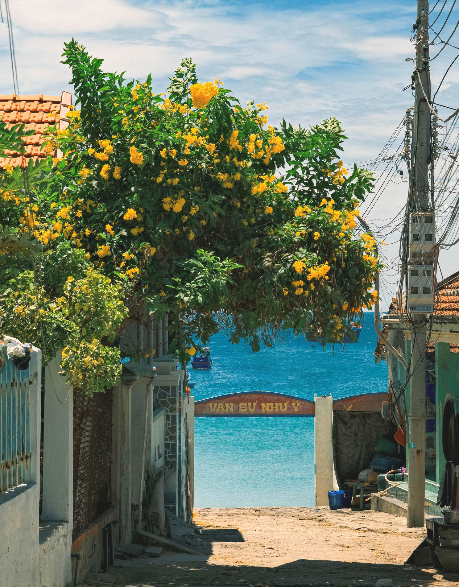 Tuy nhiên, theo Quang Anh, vấn đề vệ sinh môi trường là điều Dốc Lết cần phải cải thiện: “Dốc Lết đẹp và nên thơ là vậy, nhưng đôi chỗ vẫn còn rác, nước sinh hoạt chảy thẳng ra biển, một vết gợn khiến mình tiếc nuối. Dốc Lết quá đẹp để phải chịu những điều ấy”.