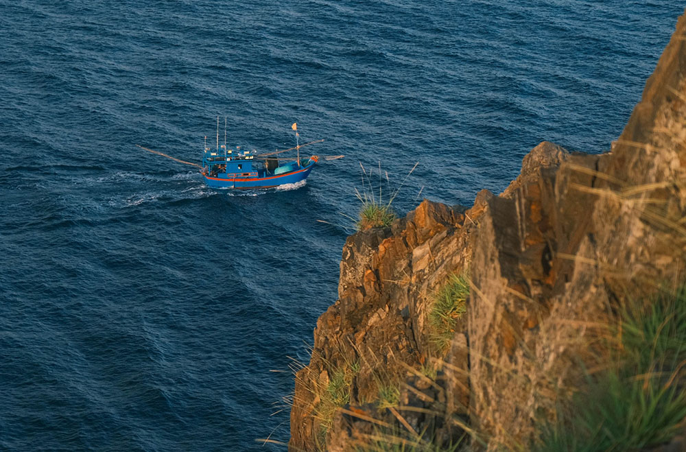 “Hai ngày ở Dốc Lết mình được hoà vào nhịp sống của người dân nơi đây, những người sống cùng biển, dậy sớm theo con nước, náo nhiệt từ những mẻ lưới đầy ắp cá và cả cái bụng đói được lấp đầy bằng một những bữa hải sản ngay trong chợ làng chài với giá cực kỳ dễ chịu”.