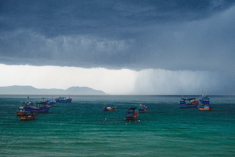 Ngoài Dốc Lết, Quang Anh gợi ý du khách có thể tham khảo địa điểm hòn Mỹ Giang, cách đó 10km: “Hòn đảo này nổi bật với dãy “sống lưng khủng long” nhô ra biển, thu hút dân mê phượt, check‑in và những người yêu thiên nhiên”. Ảnh: NVCC