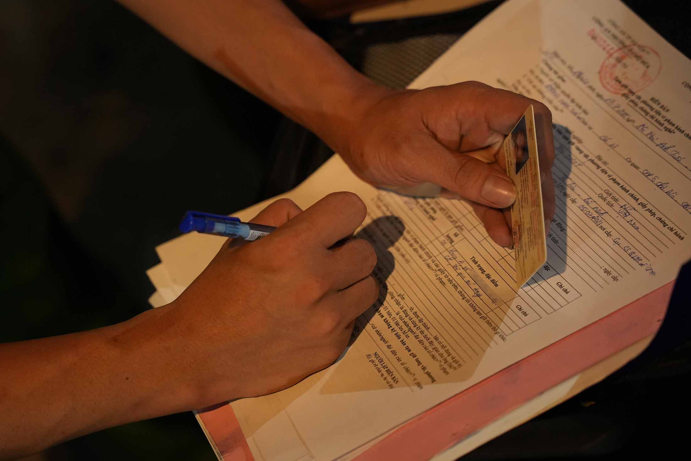 Lực lượng chức năng lập biên bản một trường hợp dừng đỗ xe sai quy định trên phố Mai Anh Tuấn, chiều tối 17.7. Ảnh: Hữu Chánh