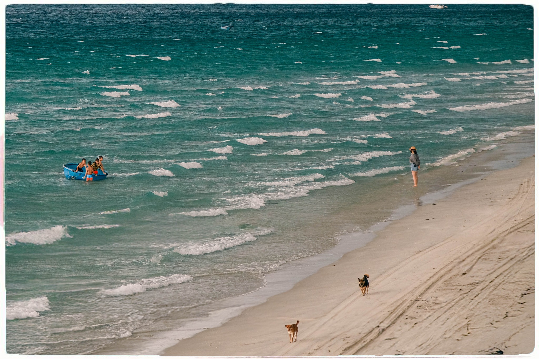 Dốc Lết được đánh giá là một trong những bãi biển đẹp nhất miền Trung, nước biển trong vắt, nông và sóng êm, thích hợp cho gia đình có trẻ nhỏ hoặc những ai muốn bơi lội an toàn. Ảnh: NVCC