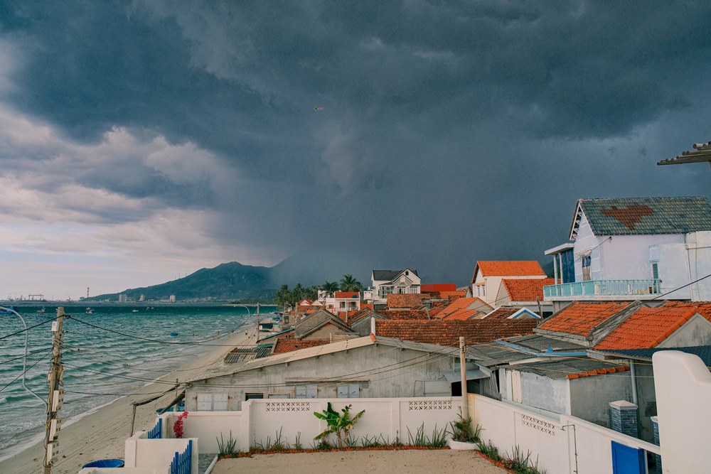 Nam du khách cho biết các chi phí du lịch tại Dốc Lết đều khá rẻ. Tại đây có nhiều homestay với các phong cách, mức giá khác nhau để du khách lựa chọn. Hải sản đa dạng, phải chăng, đảm bảo tươi ngon.