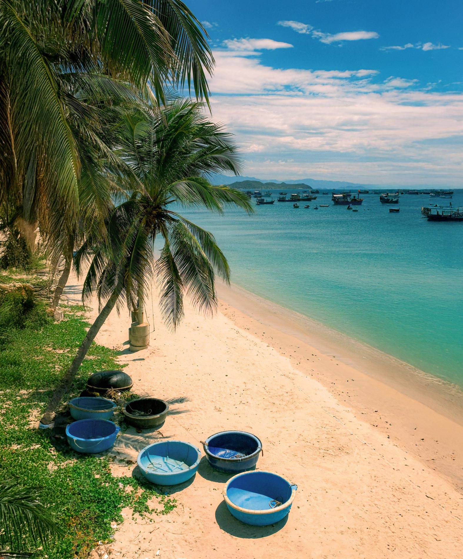 Ấn tượng của Quang Anh khi lần đầu đến Dốc Lết là bãi cát trắng tinh trải dài theo làn nước xanh trong vắt, làng chài với những căn nhà mái ngói gần kề đua nhau vươn ra sát biển. Ảnh: NVCC