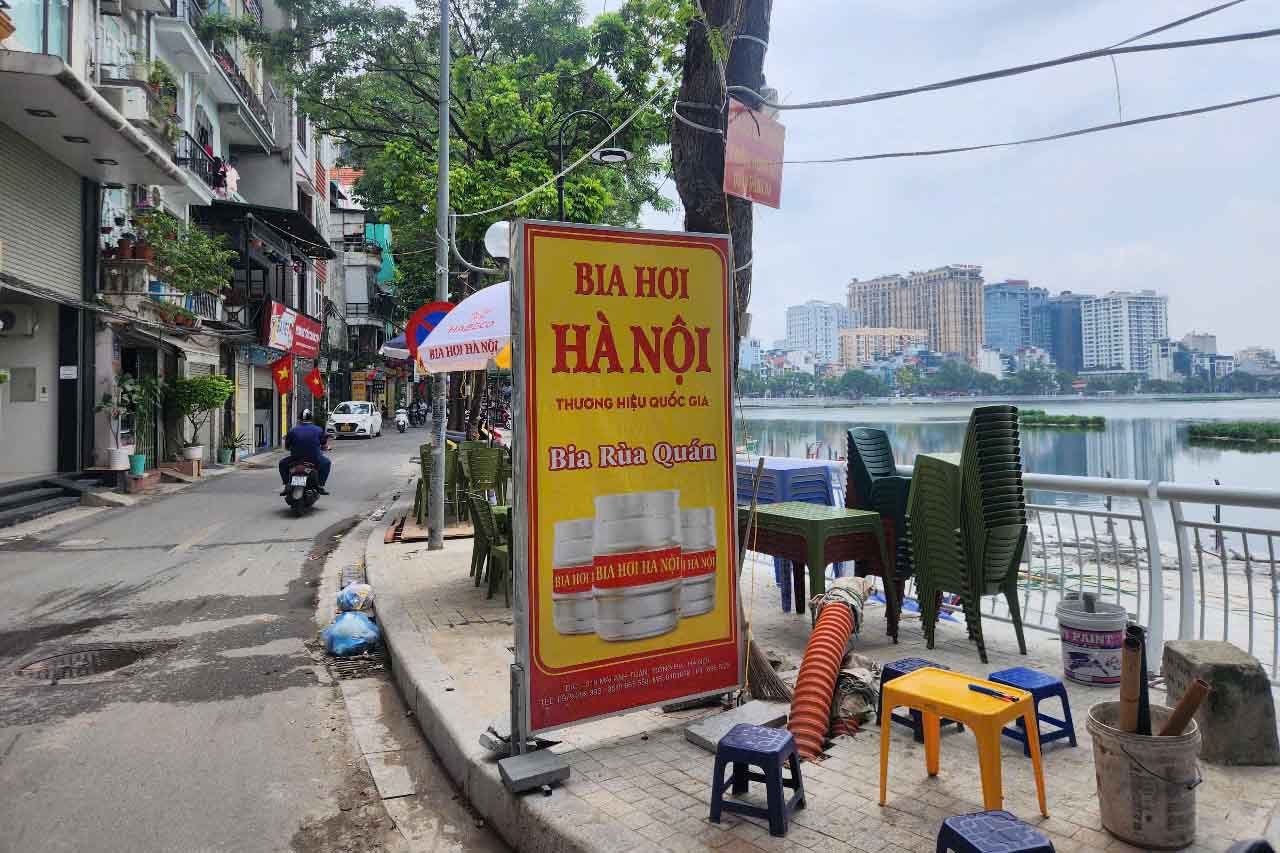 Vỉa hè hồ Hoàng Cầu (phường Ô Chợ Dừa, Hà Nội) bị chiếm dụng để kinh doanh, buôn bán, chiều 18.7. Ảnh: Đặng Tiến