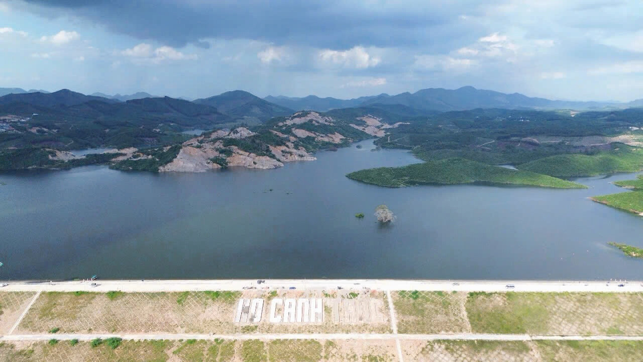 Hồ Cánh Tạng còn là một trong những đập thủy lợi đắp đất cao bậc nhất Việt Nam với đập chính cao 53,2m, dài hơn 850m; đập phụ dài hơn 160 m, cao 36,5 m. Ảnh: Đặng Tình.