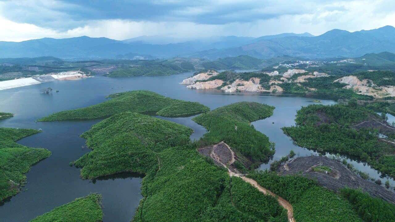 Khi hoàn thành, hồ chứa nước Cánh Tạng sẽ điều tiết, cấp nước tưới cho 6.460ha đất canh tác của 2 huyện Lạc Sơn, Yên Thủy (tỉnh Hòa Bình cũ) nay là xã Lạc Sơn, xã Yên Thủy, tỉnh Phú Thọ; tạo nguồn cấp nước bổ sung cho các công trình ở hạ lưu trong mùa khô (trong đó tưới cho 2.500ha ở huyện Thạch Thành, tỉnh Thanh Hóa). Ảnh: Đặng Tình