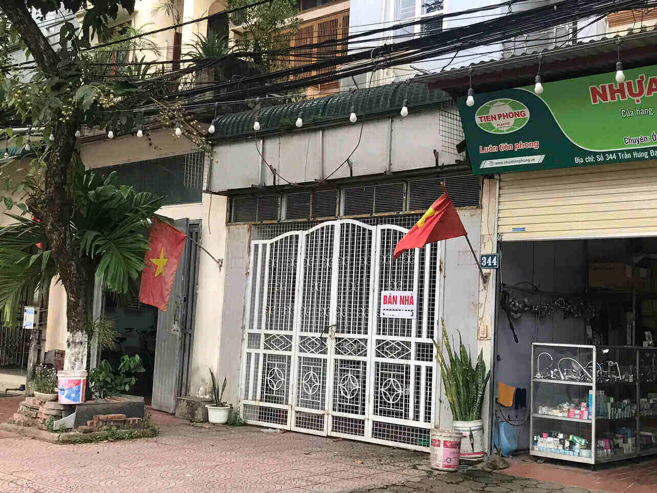 Bảng “bán nhà” xuất hiện dày đặc trên tuyến phố Trần Hưng Đạo, TP Hòa Bình cũ (nay là tỉnh Phú Thọ). Ảnh: Yên San