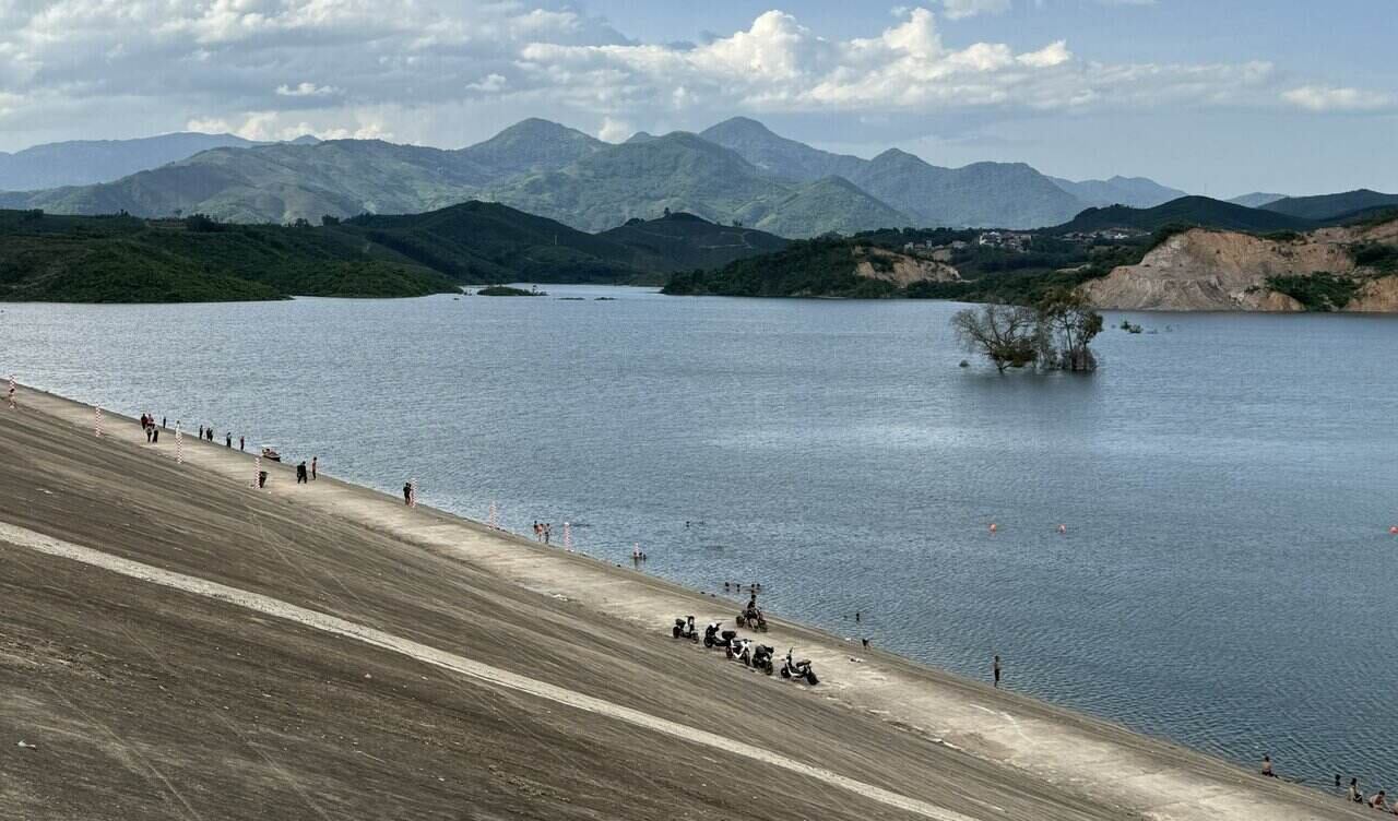 Ngoài ra, hồ còn cấp nước cho 200ha khu công nghiệp Lạc Thịnh (huyện Yên Thủy, tỉnh Hòa Bình cũ) nay là xã Yên Thủy; cấp nước sinh hoạt cho 3.500 hộ dân thị trấn Vụ Bản (huyện Lạc Sơn, tỉnh Hòa Bình cũ) nay là xã Lạc Sơn, tỉnh Phú Thọ. Ảnh: Hải Đăng