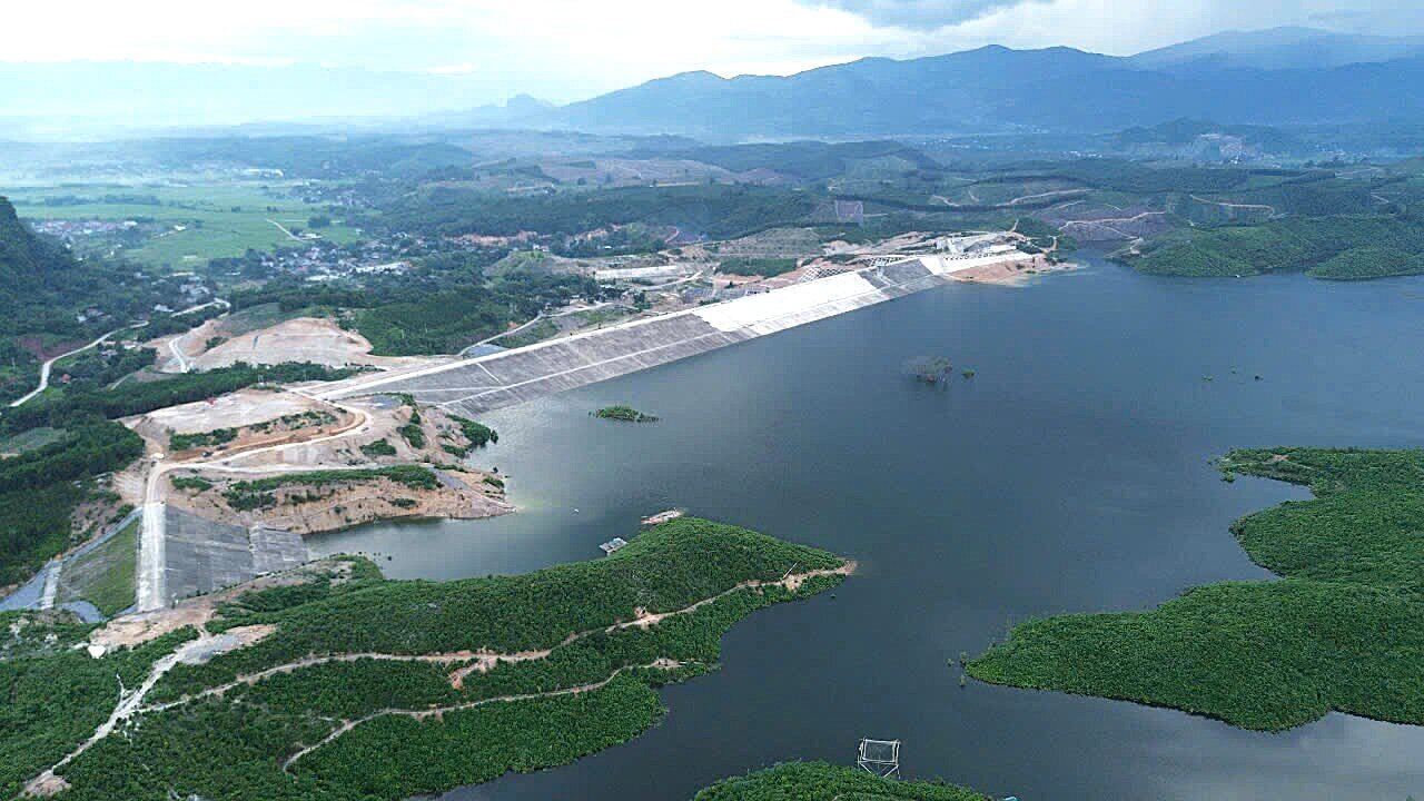 Dự án hồ chứa nước Cánh Tạng (huyện Lạc Sơn, tỉnh Hòa Bình cũ) nay là xã Lạc Sơn, tỉnh Phú Thọ, được Thủ tướng Chính phủ chấp thuận chủ trương đầu tư vào tháng 4.2017, dự kiến hoàn thành trong quý II.2022. Công trình do Bộ Nông nghiệp và Phát triển nông thôn (nay là Bộ Nông nghiệp và Môi trường) làm chủ đầu tư. Ảnh: Đặng Tình